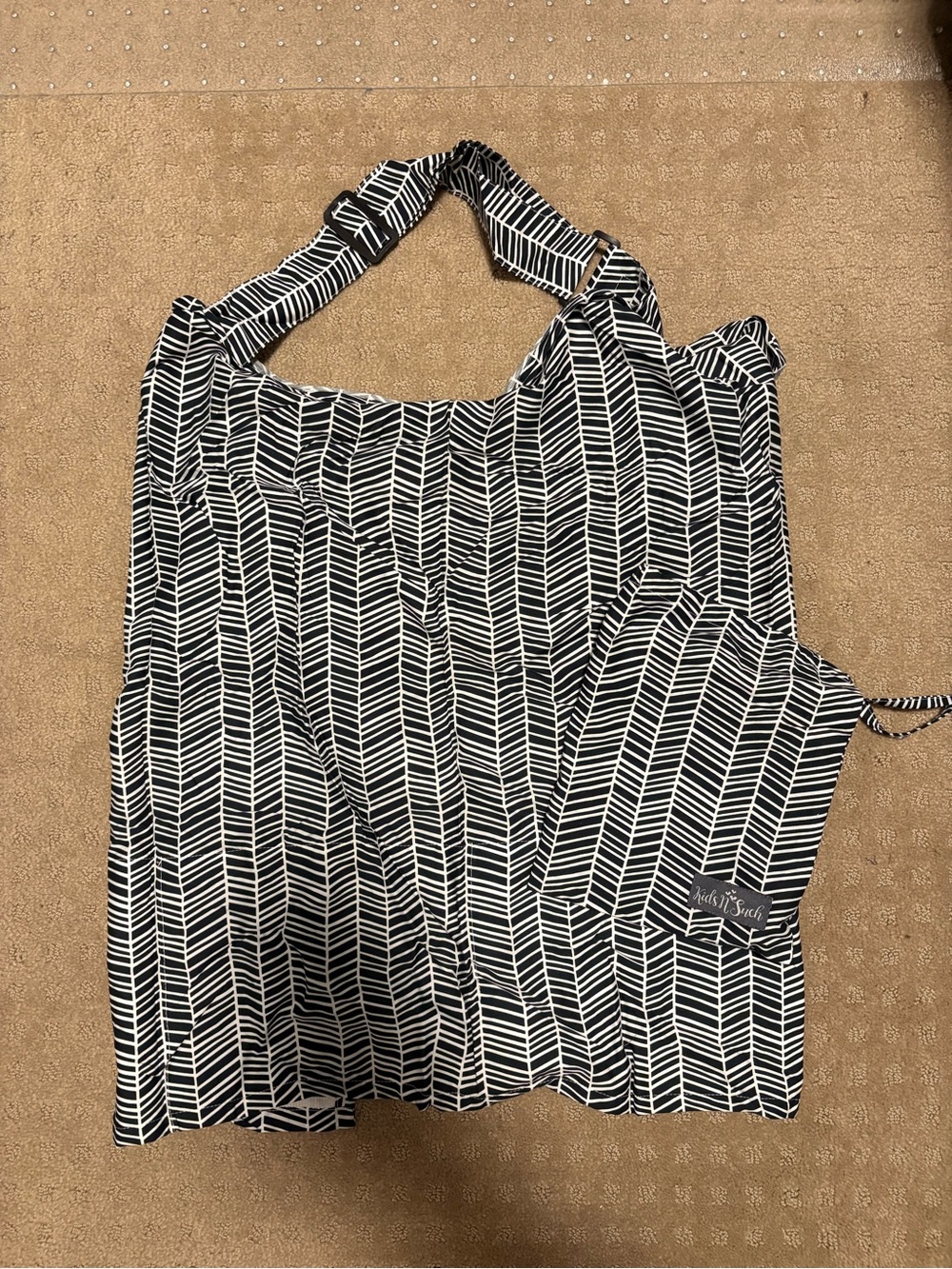 Women’s Black and White Patterned Feeding Cover
